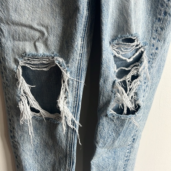 Women’s American Eagle Mom Jeans Size 2 - Picture 3 of 8